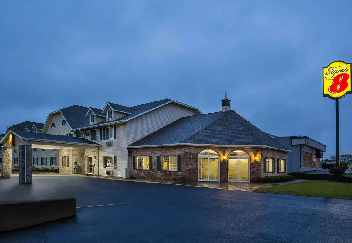 Super 8 by Wyndham Reedsburg hotel hero