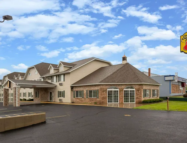 Super 8 by Wyndham Reedsburg hotel detail image 1