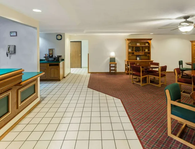 Super 8 by Wyndham Reedsburg hotel detail image 2