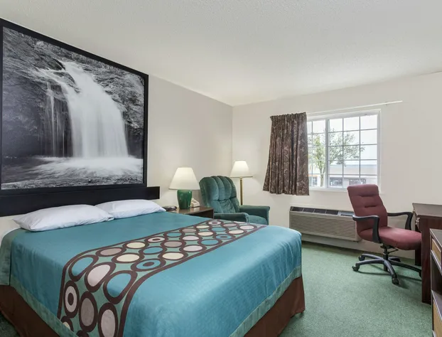 Super 8 by Wyndham Reedsburg hotel detail image 4