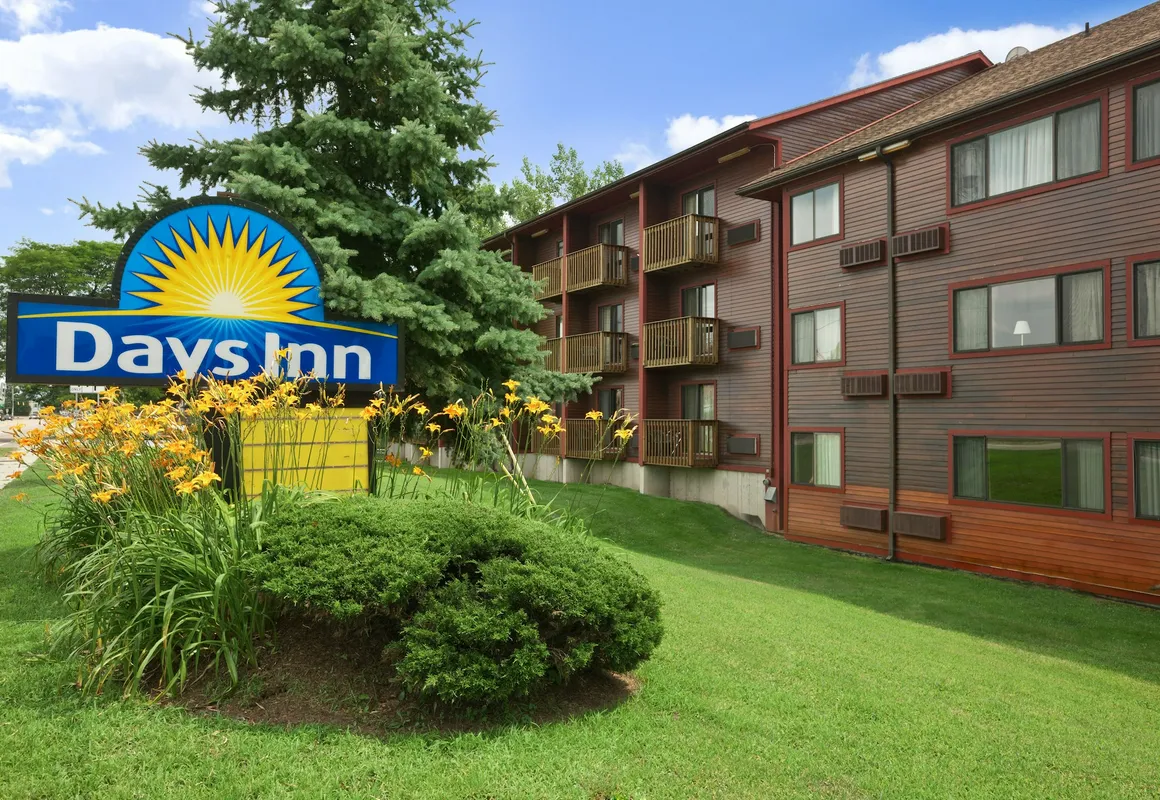 Days Inn by Wyndham Colchester Burlington hotel hero
