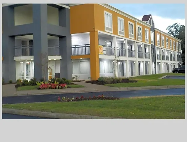 Clarion Pointe Indianapolis Northeast hotel detail image 1