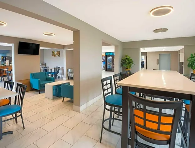 Clarion Pointe Indianapolis Northeast hotel detail image 4