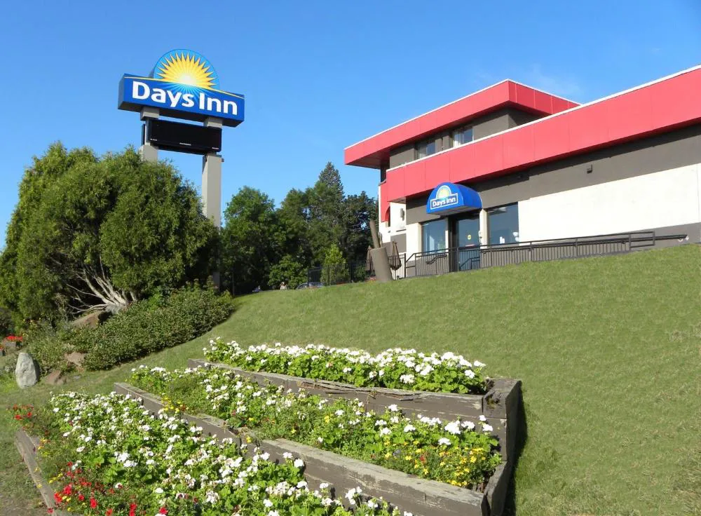 Days Inn by Wyndham Duluth Lakewalk hotel hero
