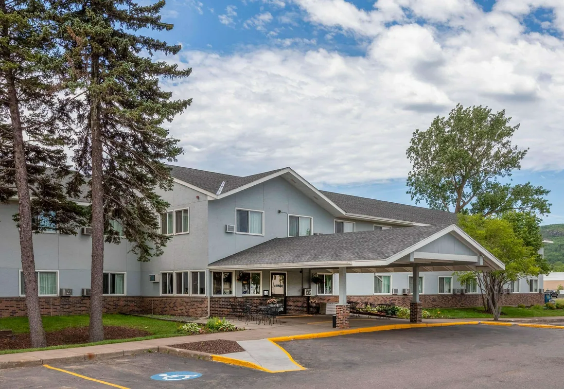 Super 8 by Wyndham Duluth hotel hero