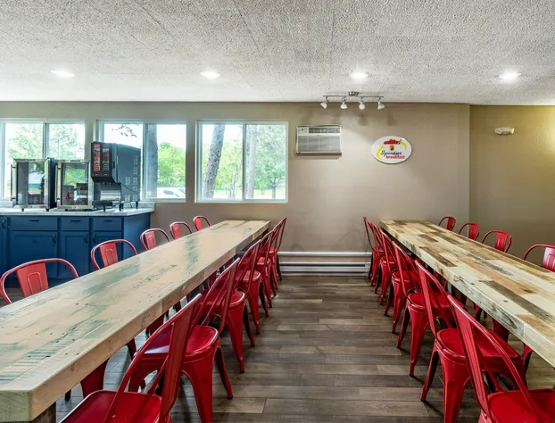 Super 8 by Wyndham Duluth hotel detail image 3