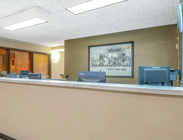 Super 8 by Wyndham Duluth hotel detail image 4