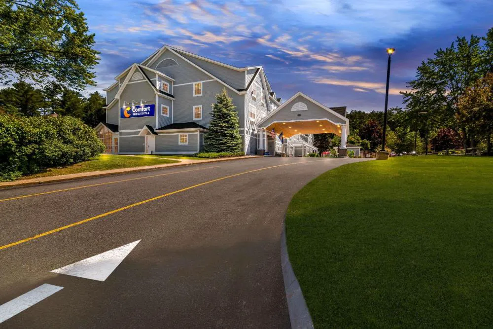 Comfort Inn & Suites North Conway hotel hero
