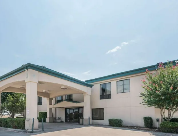 Super 8 by Wyndham Fort Worth Downtown South hotel detail image 1