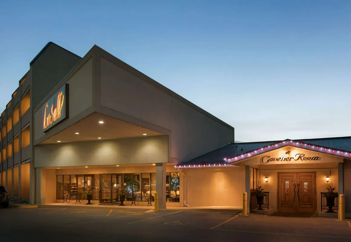 Travelodge by Wyndham Kingston LaSalle Hotel hotel hero