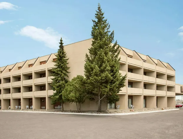 Travelodge by Wyndham Kingston LaSalle Hotel hotel detail image 1