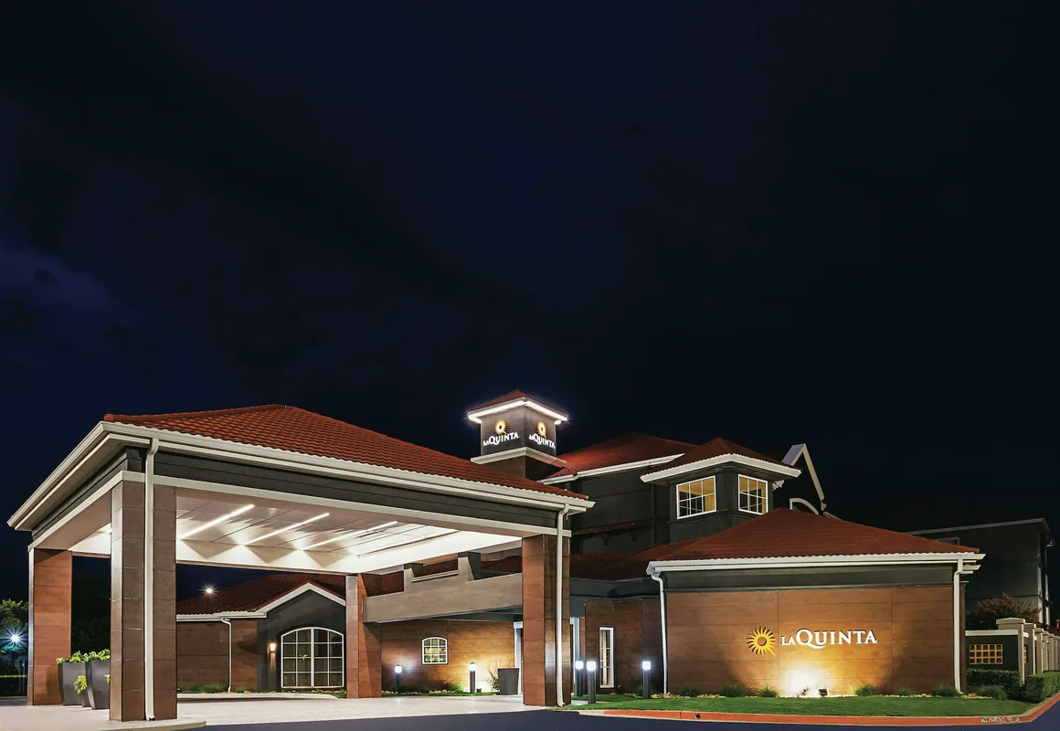 La Quinta Inn & Suites by Wyndham Fort Worth City View hotel hero