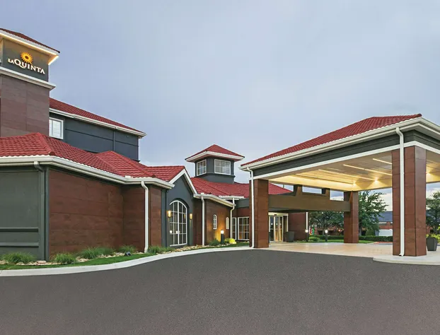 La Quinta Inn & Suites by Wyndham Fort Worth City View hotel detail image 1