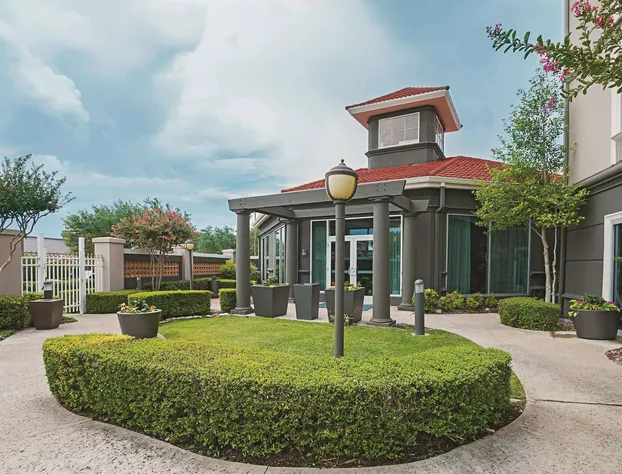 La Quinta Inn & Suites by Wyndham Fort Worth City View hotel detail image 2