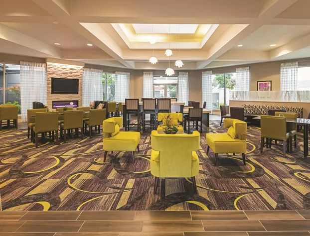 La Quinta Inn & Suites by Wyndham Fort Worth City View hotel detail image 4