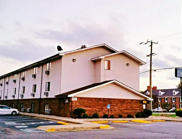 Super 8 by Wyndham Richmond/Broad Street hotel detail image 1