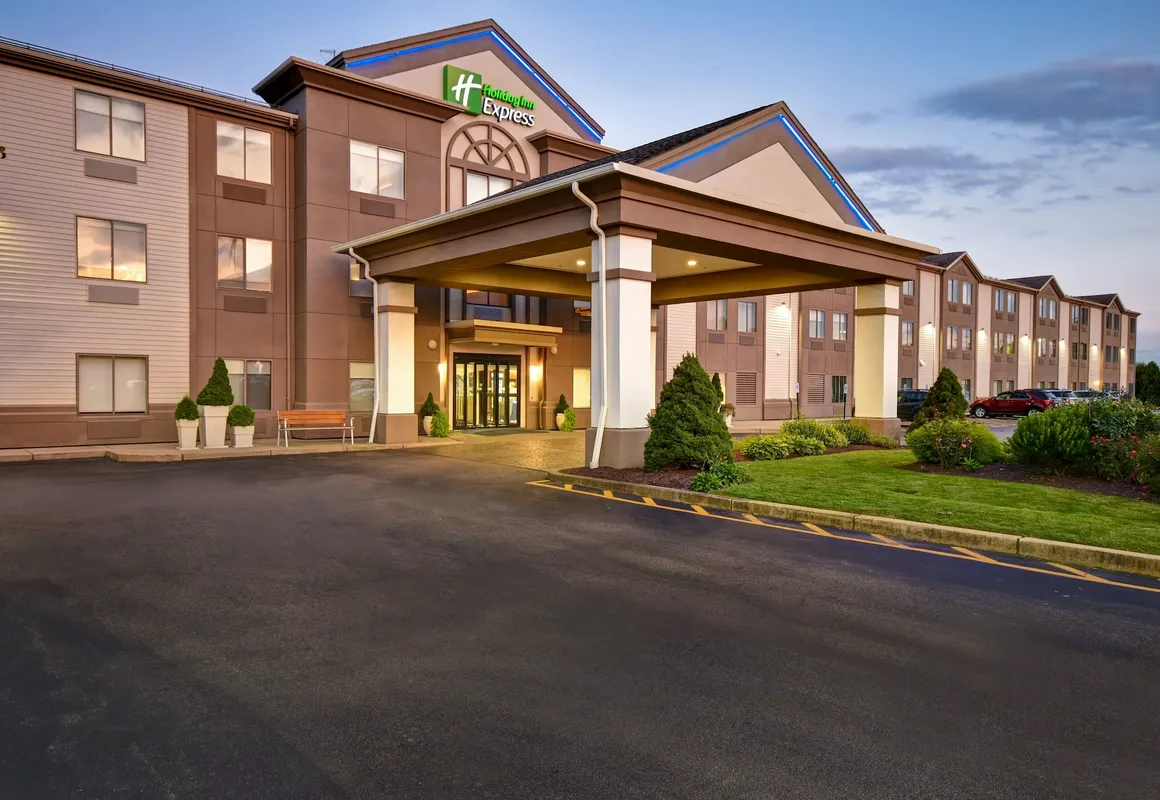 Holiday Inn Express Newport North - Middletown by IHG hotel hero