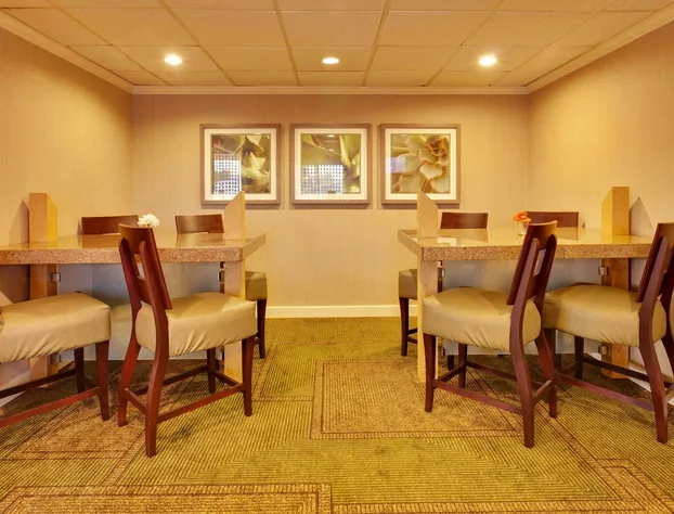 La Quinta Inn & Suites by Wyndham Plattsburgh hotel detail image 4