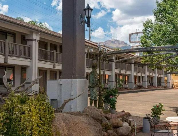 Quality Inn & Suites Manitou Springs at Pikes Peak hotel detail image 1