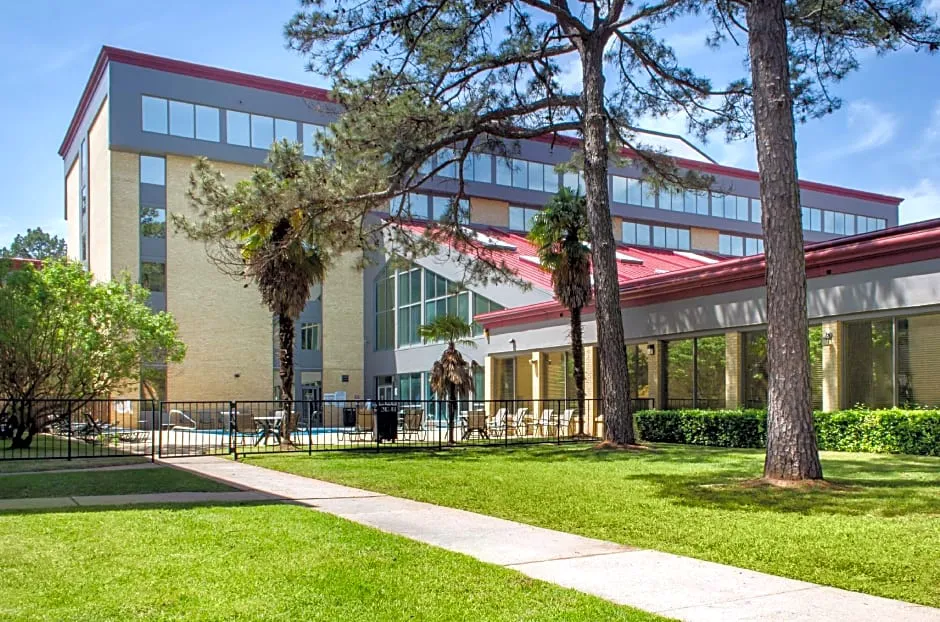 Ramada by Wyndham Shreveport Airport hotel hero