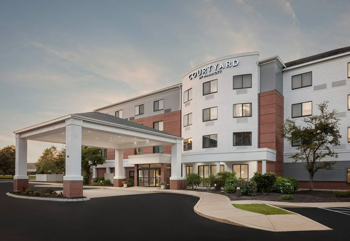 Courtyard by Marriott Portland Airport hotel hero
