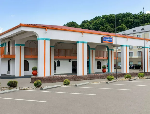 Howard Johnson by Wyndham Chattanooga Lookout Mountain I-24 hotel detail image 1