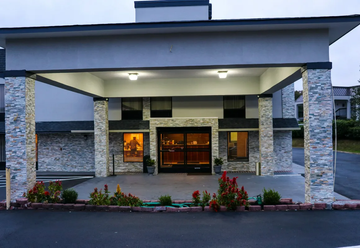 Quality Inn Cleveland North hotel hero