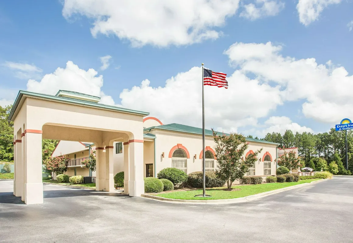 Days Inn & Suites by Wyndham Columbia Airport hotel hero