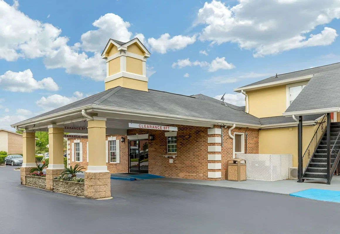 Quality Inn & Suites Lexington hotel hero