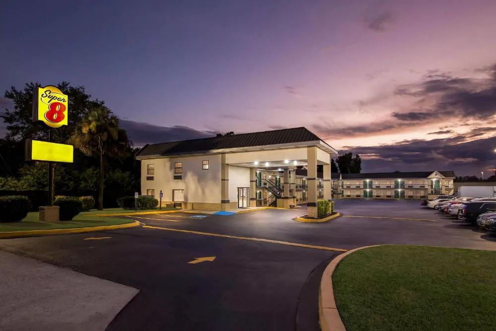 Super 8 by Wyndham Columbia hotel hero