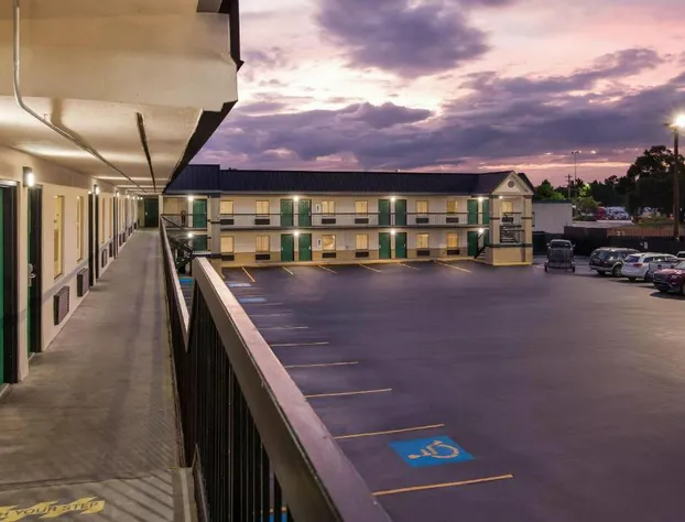 Super 8 by Wyndham Columbia hotel detail image 1