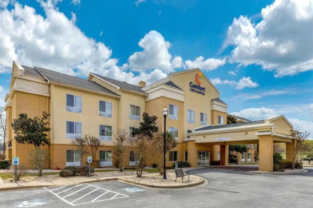 Comfort Inn & Suites Camden hotel hero