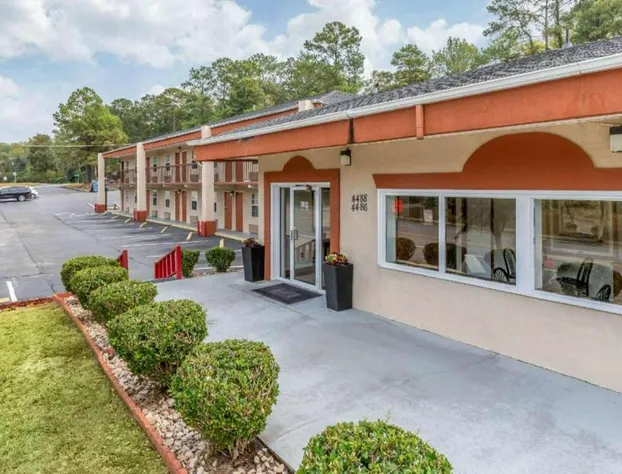 Econo Lodge Columbia Fort Jackson hotel detail image 4