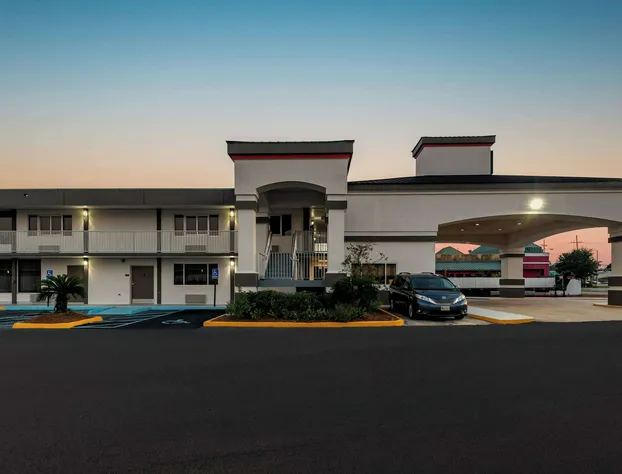 Super 8 by Wyndham Baton Rouge/I-10 hotel detail image 1