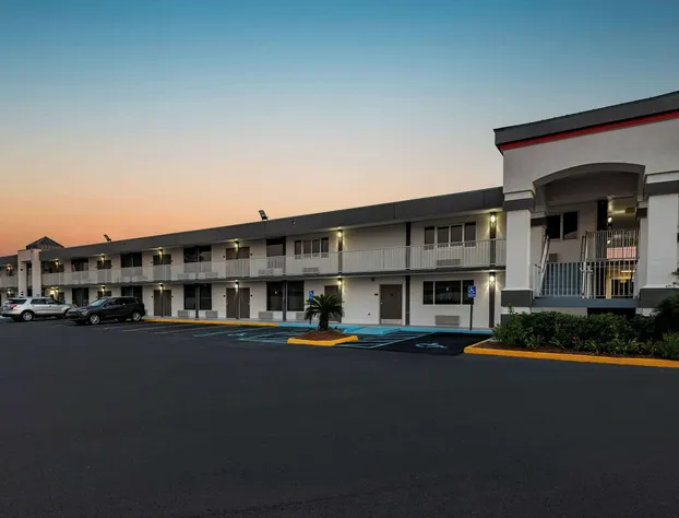 Super 8 by Wyndham Baton Rouge/I-10 hotel detail image 1