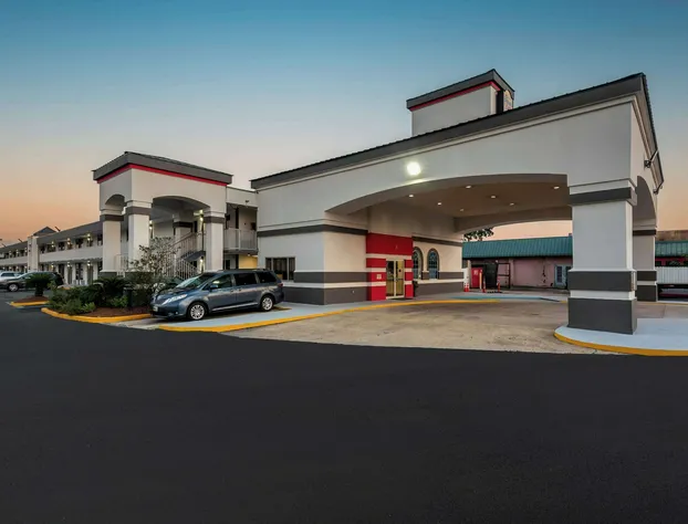 Super 8 by Wyndham Baton Rouge/I-10 hotel detail image 3