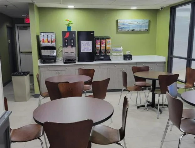 Super 8 by Wyndham Aurora/Naperville Area hotel detail image 4