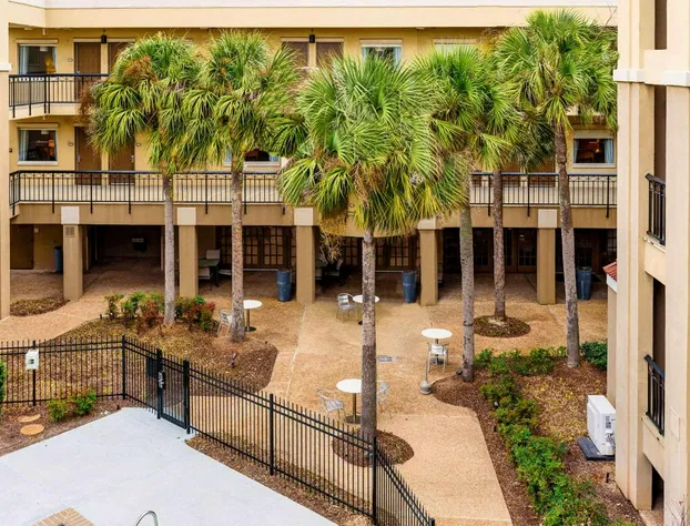 Comfort Suites Baton Rouge South I-10 hotel detail image 2