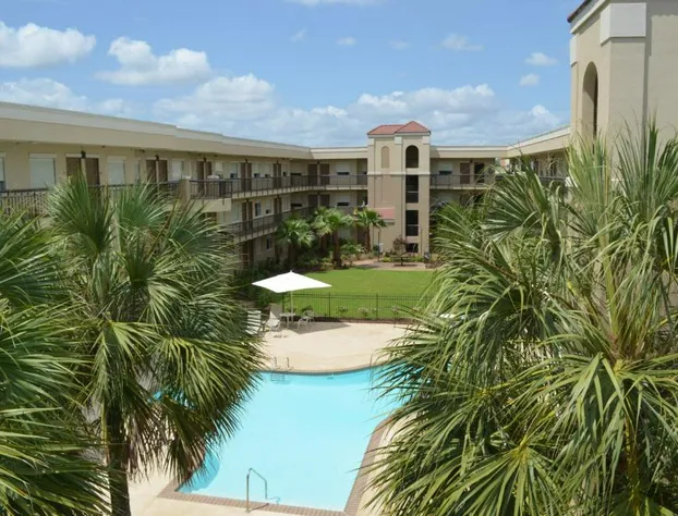 Comfort Suites Baton Rouge South I-10 hotel detail image 2