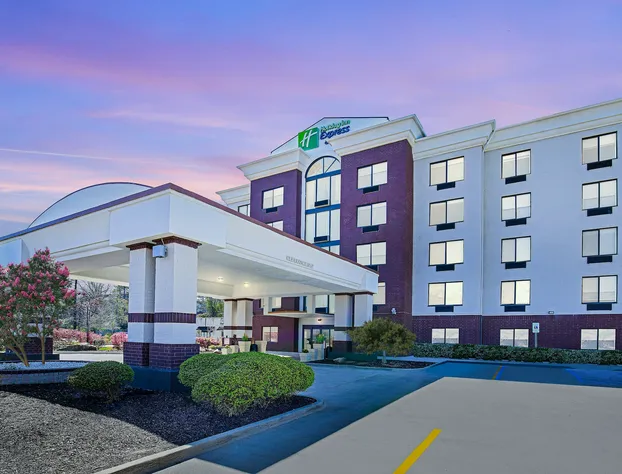 Holiday Inn Express Hotel & Suites Birmingham - Inverness by IHG hotel detail image 1