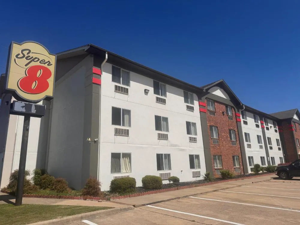 Super 8 by Wyndham College Station hotel hero