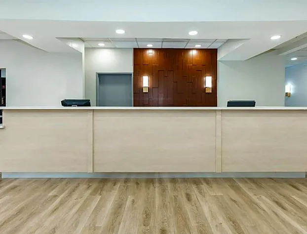 Comfort Suites University Drive hotel detail image 4