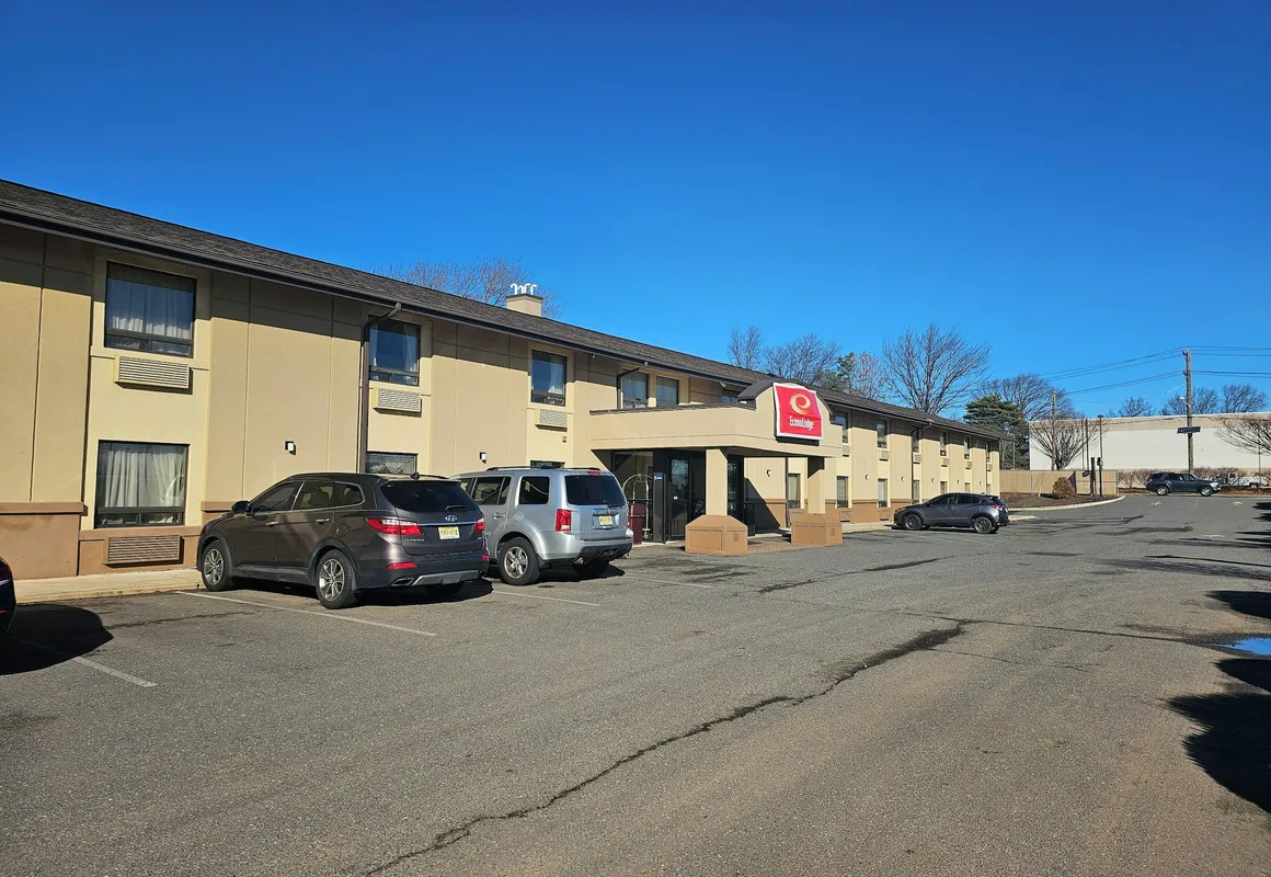 Econo Lodge Woodbridge hotel hero