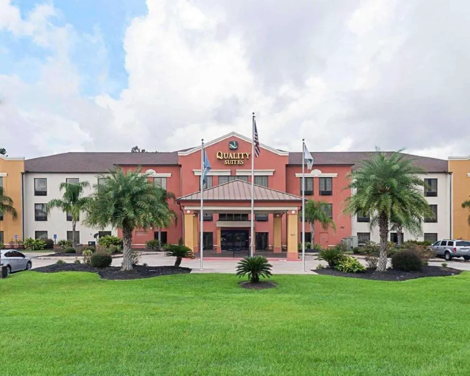 Quality Suites hotel hero