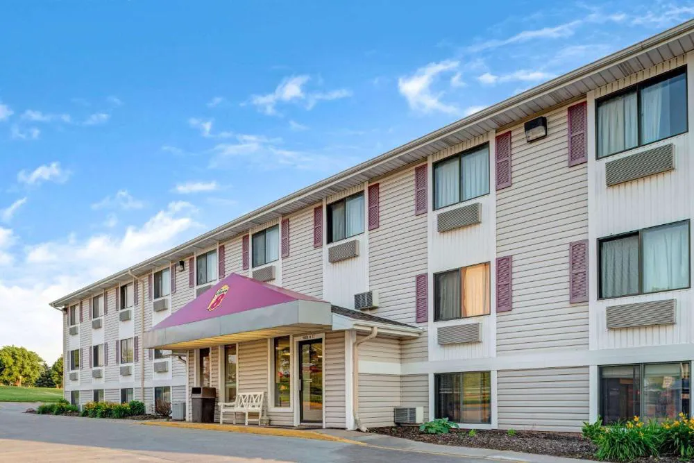 Super 8 by Wyndham Omaha I-80 West hotel hero