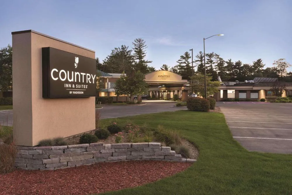 Country Inn & Suites by Radisson, Traverse City, MI hotel hero