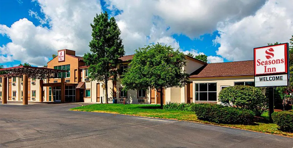Seasons Inn Traverse City hotel hero