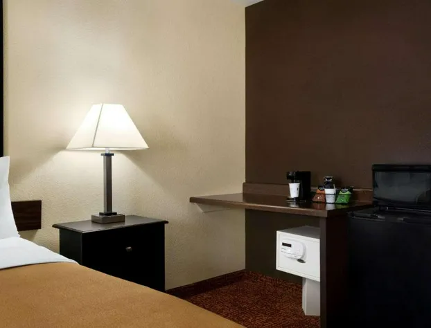 Super 8 by Wyndham Des Moines hotel detail image 2