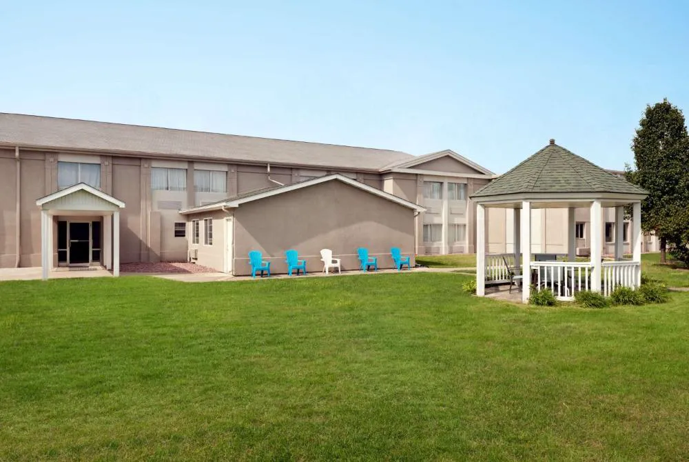 Super 8 by Wyndham Des Moines hotel hero