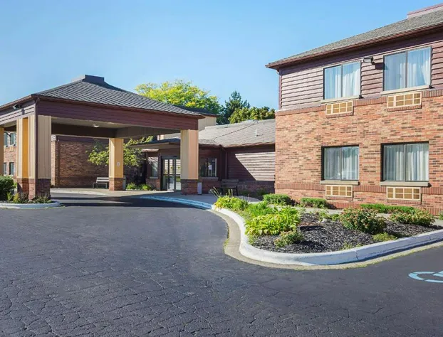 Quality Inn & Suites Holland hotel detail image 1